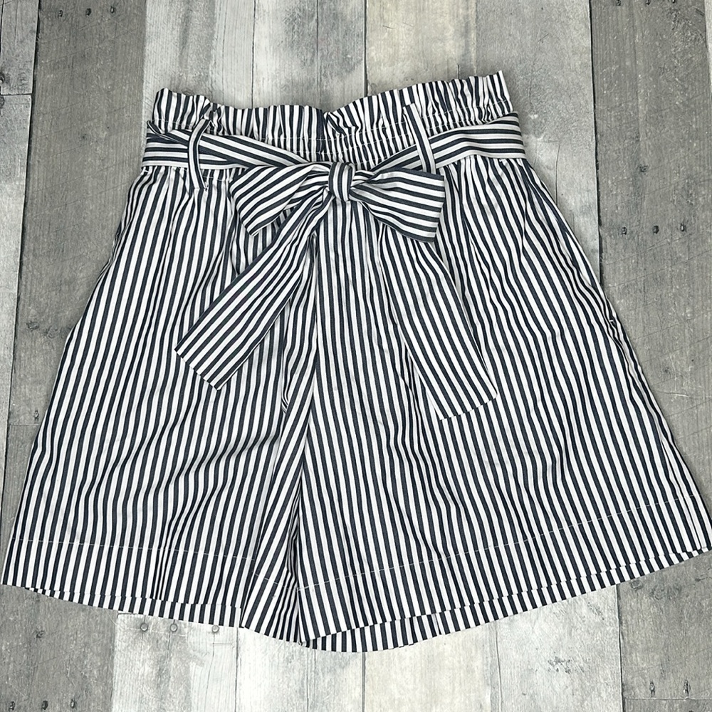 Michael Kors Navy Stripe Paper Bag Shorts NWOT Size 6 - Picture 7 of 12